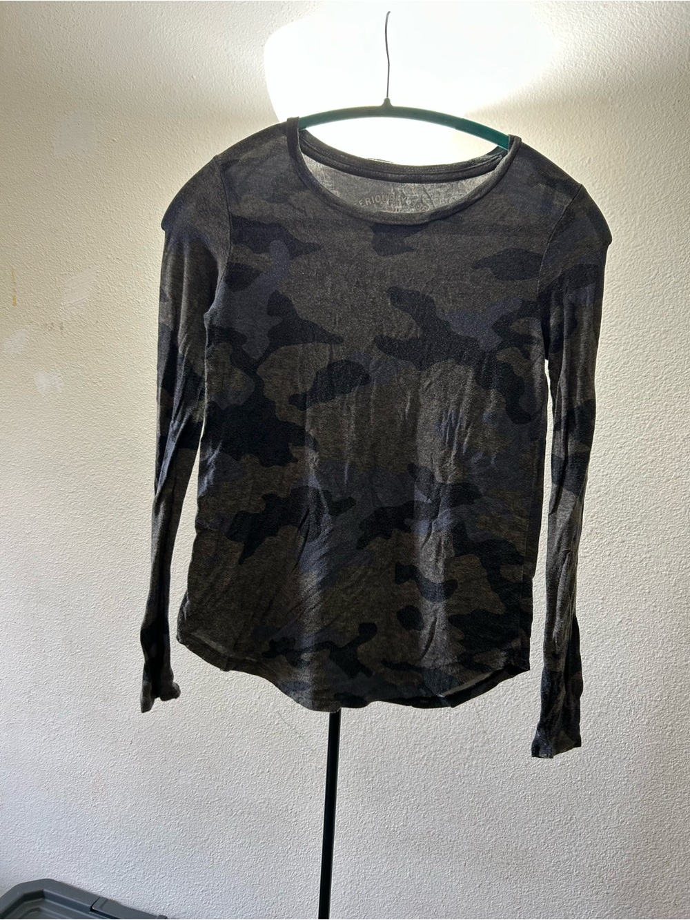 Women's Long-Sleeve Camo Crewneck Top - Black/Gray